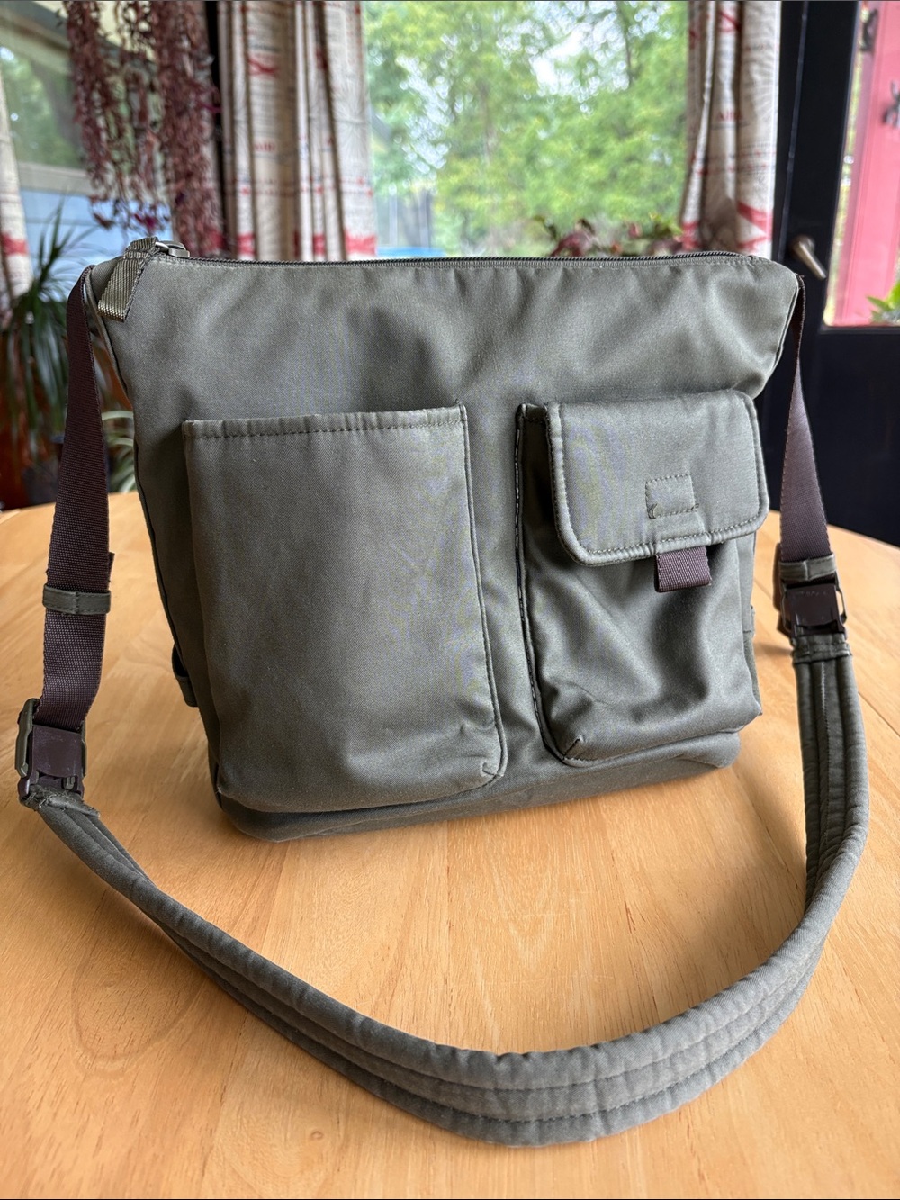 🕊️ Vera Bradley Utility Bucket Bag. Army green. EUC